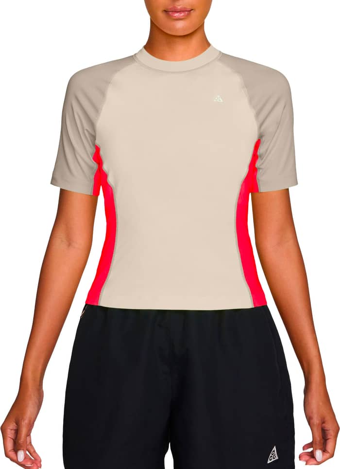 W Nike ACG DF Wildsee Baselayer SS Top Lt Orewood Brn Lt Crimson Summit White