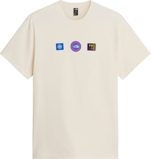 U Explorer Badges Rlx SS Tee Graphic White Dune