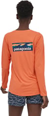 Patagonia + W's L/S Cap Cool Daily Graphic Shirt Logo/Tigerlily Orange X-Dye - 5